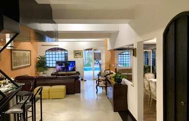 Imagem: A casa possui 4 Dormitórios, 5 Banheiros, 4 Vagas na garagem