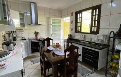 Imagem: A casa possui 3 Dormitórios, 3 Banheiros, 3 Vagas na garagem