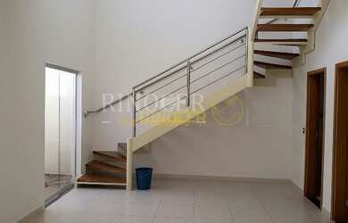 Imagem: A casa possui 3 Dormitórios, 2 Banheiros, 2 Vagas na garagem