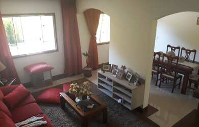 Imagem: A casa possui 4 Dormitórios, 3 Banheiros, 3 Vagas na garagem