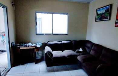 Imagem: A casa possui 3 Dormitórios, 1 Banheiro e está localizado