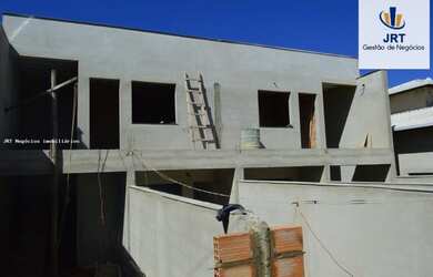 Imagem: A casa possui 3 Dormitórios, 1 Banheiro, 2 Vagas na garagem