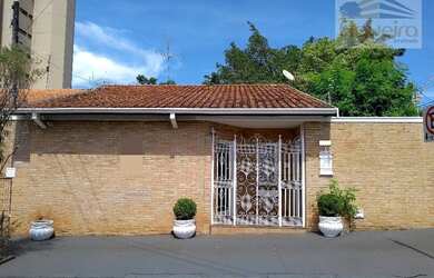 Imagem: A casa possui 3 Dormitórios, 2 Banheiros, 3 Vagas na garagem