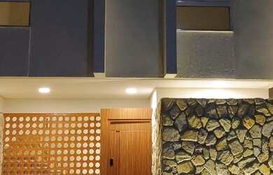 Imagem: A casa possui 3 Dormitórios, 2 Banheiros, 2 Vagas na garagem