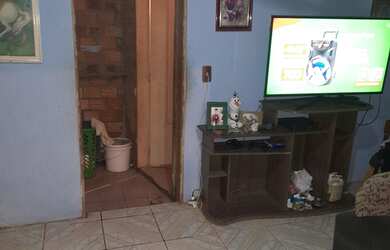 Imagem: A casa possui 3 Dormitórios, 1 Banheiro e está localizado