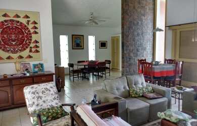 Imagem: A casa possui 4 Dormitórios, 3 Banheiros, 2 Vagas na garagem