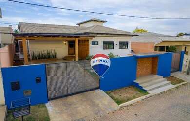 Imagem: A casa em condomínio possui 5 Dormitórios, 5 Banheiros, 471m²