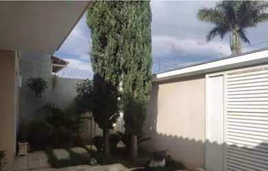 Imagem: A casa possui 2 Dormitórios, 2 Banheiros, 2 Vagas na garagem