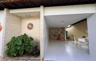 Imagem: A casa possui 3 Dormitórios, 3 Banheiros, 2 Vagas na garagem