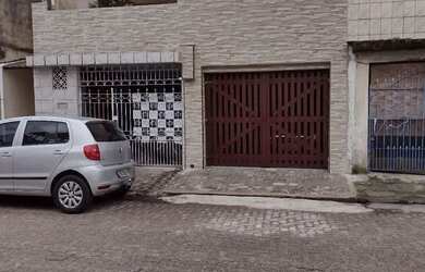 Imagem: A casa possui 3 Dormitórios, 2 Banheiros, 1 Vaga na garagem