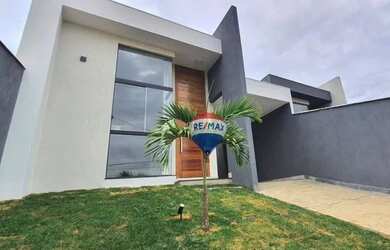 Imagem: A casa possui 3 Dormitórios, 2 Banheiros, 2 Vagas na garagem