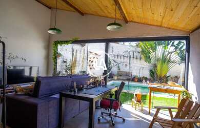 Imagem: A casa possui 5 Dormitórios, 2 Banheiros, 4 Vagas na garagem