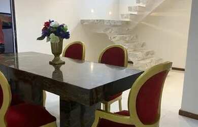 Imagem: A casa possui 3 Dormitórios, 3 Banheiros, 1 Vaga na garagem