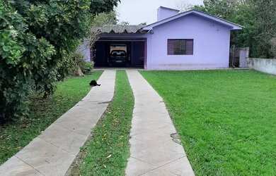 Imagem: A casa possui 3 Dormitórios, 3 Banheiros, 4 Vagas na garagem