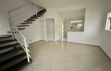 Imagem: A casa possui 2 Dormitórios, 2 Banheiros, 2 Vagas na garagem