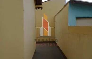 Imagem: A casa possui 2 Dormitórios, 1 Banheiro, 2 Vagas na garagem