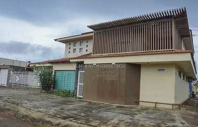 Imagem: A casa possui 3 Dormitórios, 5 Banheiros, 2 Vagas na garagem