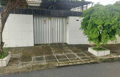 Imagem: A casa possui 5 Dormitórios, 3 Banheiros, 3 Vagas na garagem