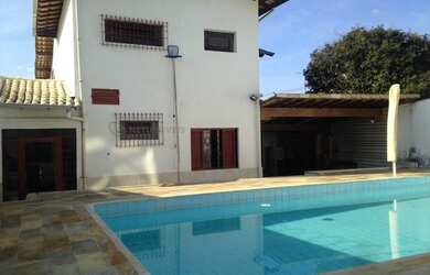 Imagem: A casa possui 4 Dormitórios, 4 Banheiros, 4 Vagas na garagem