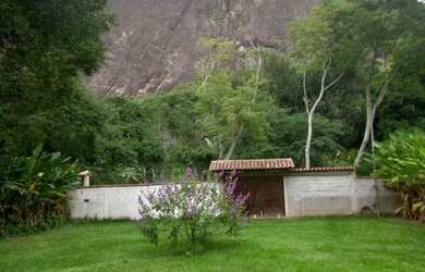 Imagem: A casa possui 4 Dormitórios, 3 Banheiros, 4 Vagas na garagem