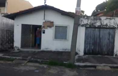 Imagem: A casa possui 4 Dormitórios, 1 Banheiro, 2 Vagas na garagem