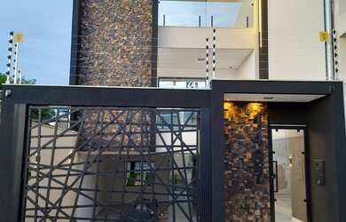 Imagem: A casa possui 3 Dormitórios, 4 Banheiros, 2 Vagas na garagem