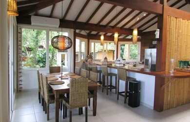 Imagem: A casa em condomínio possui 4 Dormitórios, 4 Banheiros, 221m²