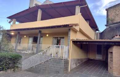 Imagem: A casa possui 3 Dormitórios, 3 Banheiros, 5 Vagas na garagem