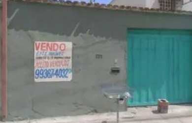 Imagem: A casa possui 3 Dormitórios, 2 Banheiros, 5 Vagas na garagem