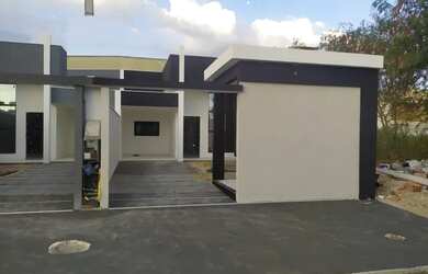 Imagem: A casa possui 3 Dormitórios, 2 Banheiros, 2 Vagas na garagem