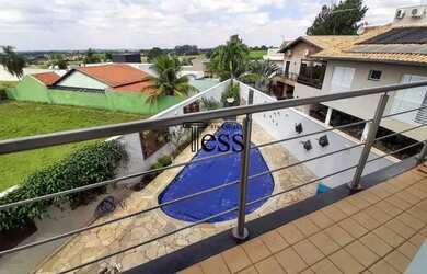 Imagem: A casa em condomínio possui 3 Dormitórios, 5 Banheiros e 340m²