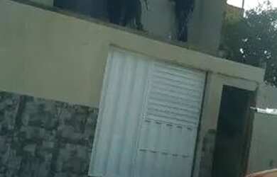 Imagem: A casa possui 3 Dormitórios, 1 Banheiro e 1 Vaga na garagem