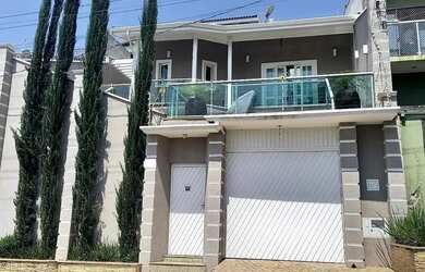 Imagem: A casa possui 2 Dormitórios, 3 Banheiros, 2 Vagas na garagem