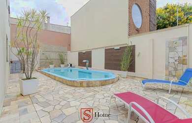 Imagem: A casa possui 3 Dormitórios, 3 Banheiros, 3 Vagas na garagem