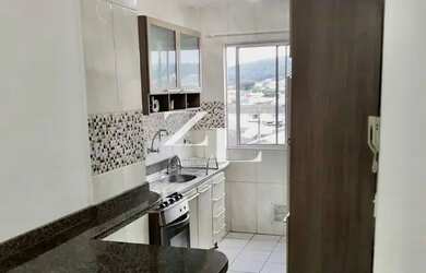 Imagem: O apartamento possui 2 Dormitórios, 1 Banheiro, 1 Vaga na garagem