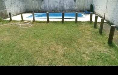 Imagem: A casa possui 2 Dormitórios, 1 Banheiro e 2 Vagas na garagem