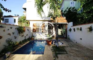 Imagem: A casa à venda possui 4 Dormitórios, 5 Banheiros, 2 Vagas