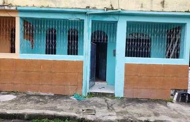 Imagem: A casa possui 3 Dormitórios e 1 Banheiro e está localizado