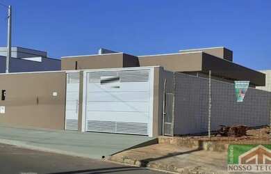 Imagem: A casa possui 3 Dormitórios, 1 Banheiro, 2 Vagas na garagem