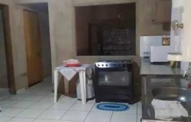 Imagem: A casa possui 2 Dormitórios e 1 Banheiro e está localizado