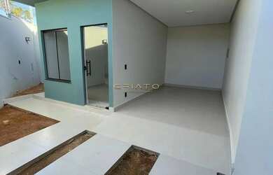 Imagem: A casa possui 3 Dormitórios, 2 Banheiros, 2 Vagas na garagem