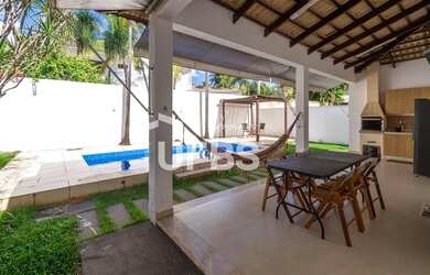 Imagem: A casa possui 4 Dormitórios, 5 Banheiros, 4 Vagas na garagem