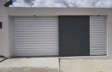 Imagem: A casa possui 3 Dormitórios, 2 Banheiros, 1 Vaga na garagem