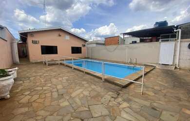 Imagem: A casa possui 3 Dormitórios, 2 Banheiros, 4 Vagas na garagem