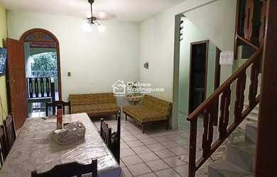 Imagem: A casa possui 5 Dormitórios, 2 Banheiros, 4 Vagas na garagem