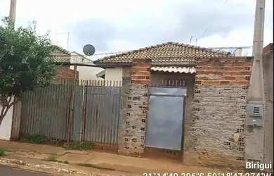 Imagem: A casa possui 2 Dormitórios, 1 Banheiro, 155m² de Área e