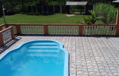 Imagem: A casa possui 2 Dormitórios, Acomodam 10 pessoas, 5 Vagas na