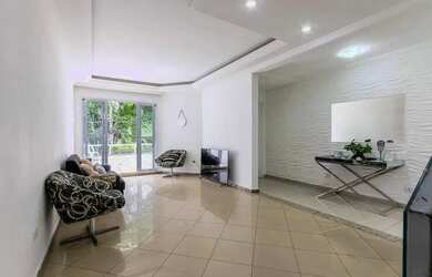 Imagem: A casa possui 4 Dormitórios, 5 Banheiros, 3 Vagas na garagem