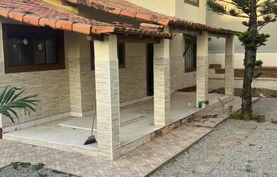 Imagem: A casa possui 2 Dormitórios, 2 Banheiros, 3 Vagas na garagem