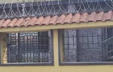 Imagem: A casa possui 5 Dormitórios, 4 Banheiros, 2 Vagas na garagem